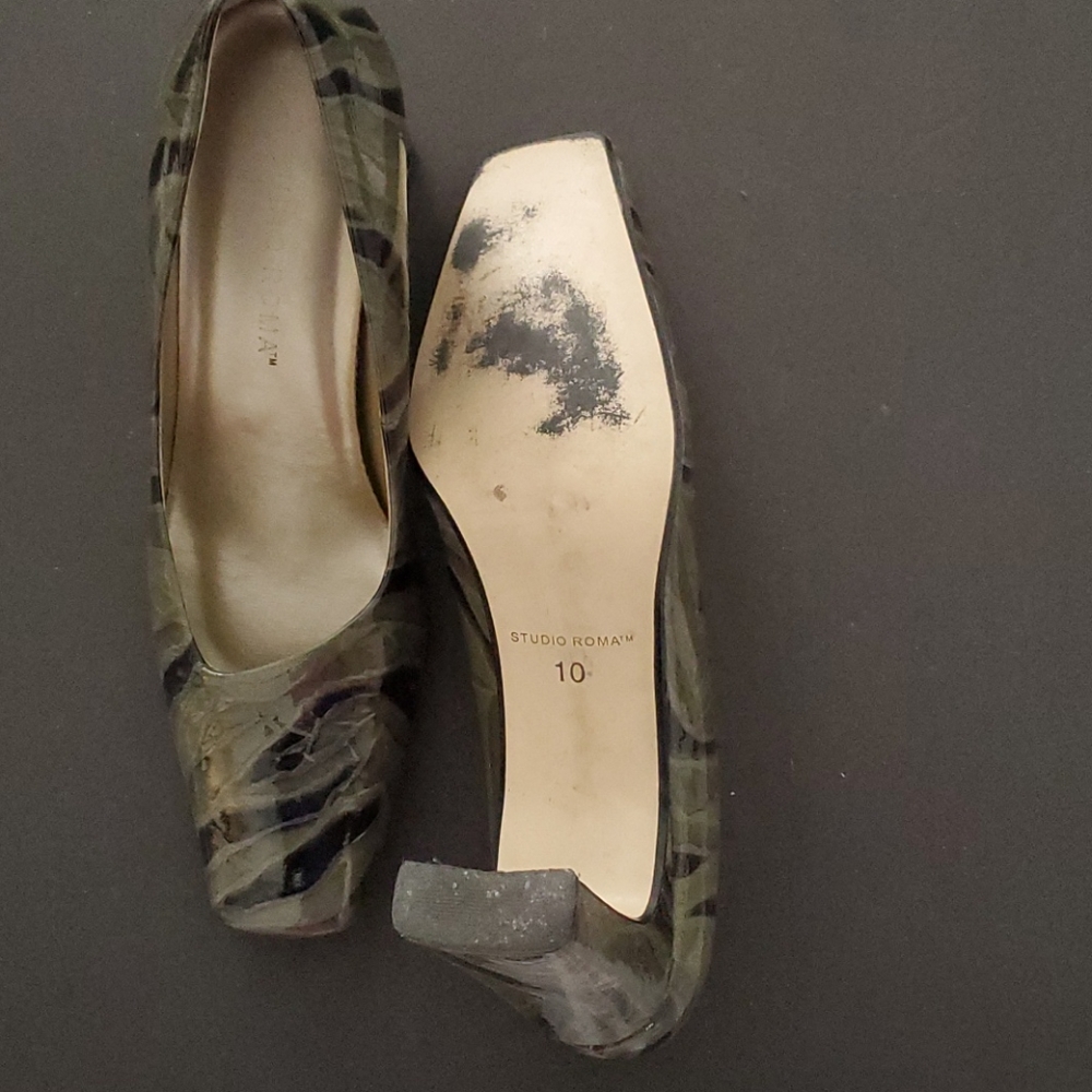 Heels - Picture 3 of 3